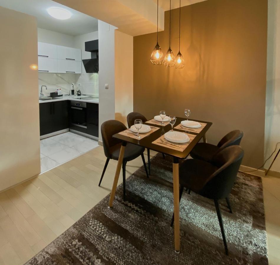 Stylish Apartment, Skopje Centre - Private Parking - Panoramic Views Kültér fotó